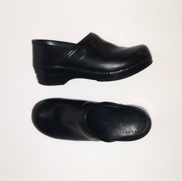 narrow dansko clogs